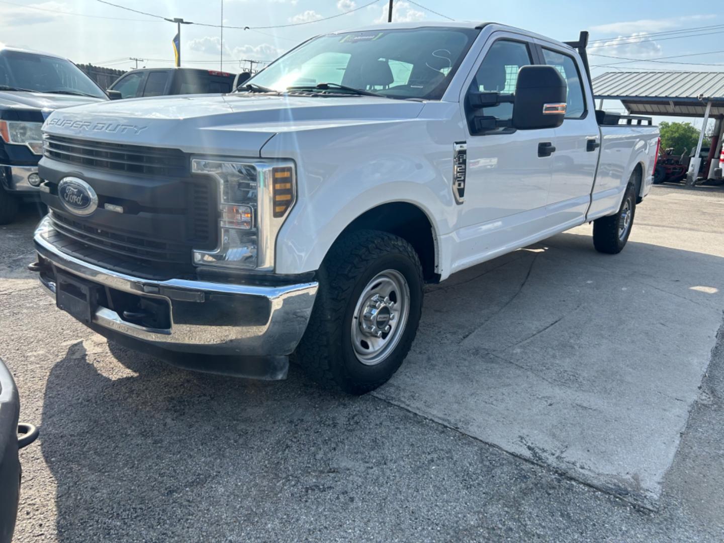 2019 White Ford F-250 SD Lariat Crew Cab Long Bed 2WD (1FT7W2A60KE) with an 6.2L V8 OHV 16V engine, 6A transmission, located at 1687 Business 35 S, New Braunfels, TX, 78130, (830) 625-7159, 29.655487, -98.051491 - Photo#0